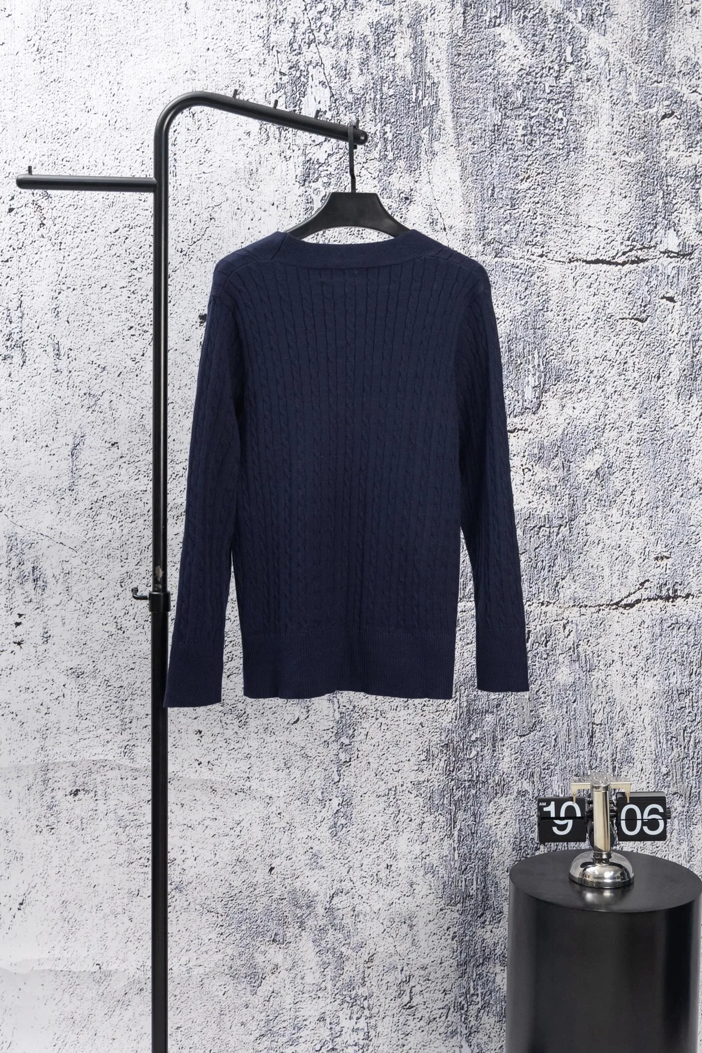 P190 Ralph Lauren Classic V-neck Solid Color Pony Embroidered Logo Knitted Cardigan Long Sleeve Ralph Lauren Classic Basic Versatile Twist Knitted Cardigan Long Sleeve Main supply platform live broadcast Wholesale entity Replenish when out of stock Not removed from the shelves Quality 1:1 patterning Complete three standards Correct version of pony logo Imported quality cotton yarn Focus on high-end Cost-effective Good quality Needless to say Zhao Lusi's same style is really amazing, so sweet I'm so beautiful. This cardigan is really good-looking. It's simple and easy to wear. It's a must-have for goddess ootd. Good-looking clothes are never picky. A must-have in the wardrobe of goddesses. Size: S-XL. Color: Navy blue, red, khaki, dark gray.